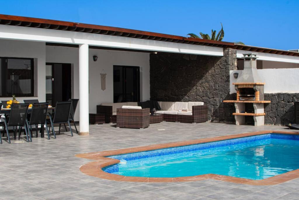 Casa Marlay Spacious, Heated Pool, Bbq & Fast Wi-Fi Only 15 Minutes Walk To Town Плайя-Бланка Екстер'єр фото